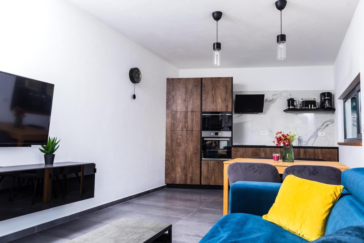 Appartamento Olive Tree Mansion Vir Esterno foto